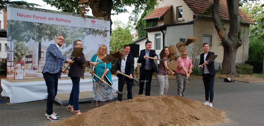 Spatenstich fürs Forum am Rathaus im Juli 2022