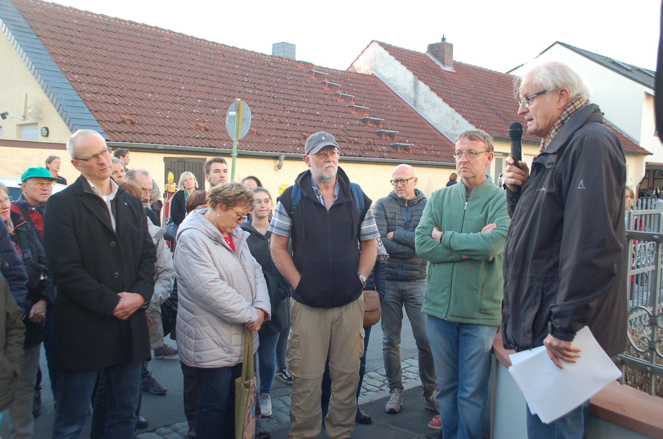 Teilnehmer bei einer Stolpersteinführung in Seeheim