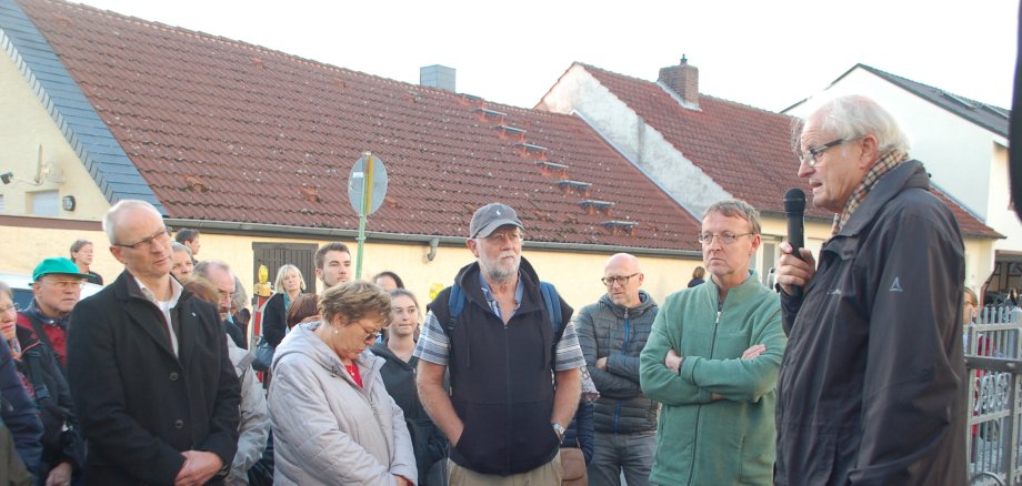 Teilnehmer bei einer Stolpersteinführung in Seeheim