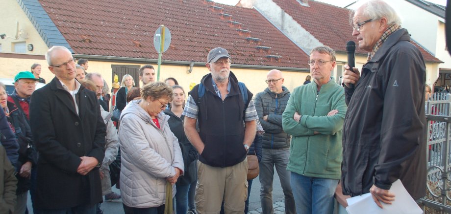 Teilnehmer bei einer Stolpersteinführung in Seeheim