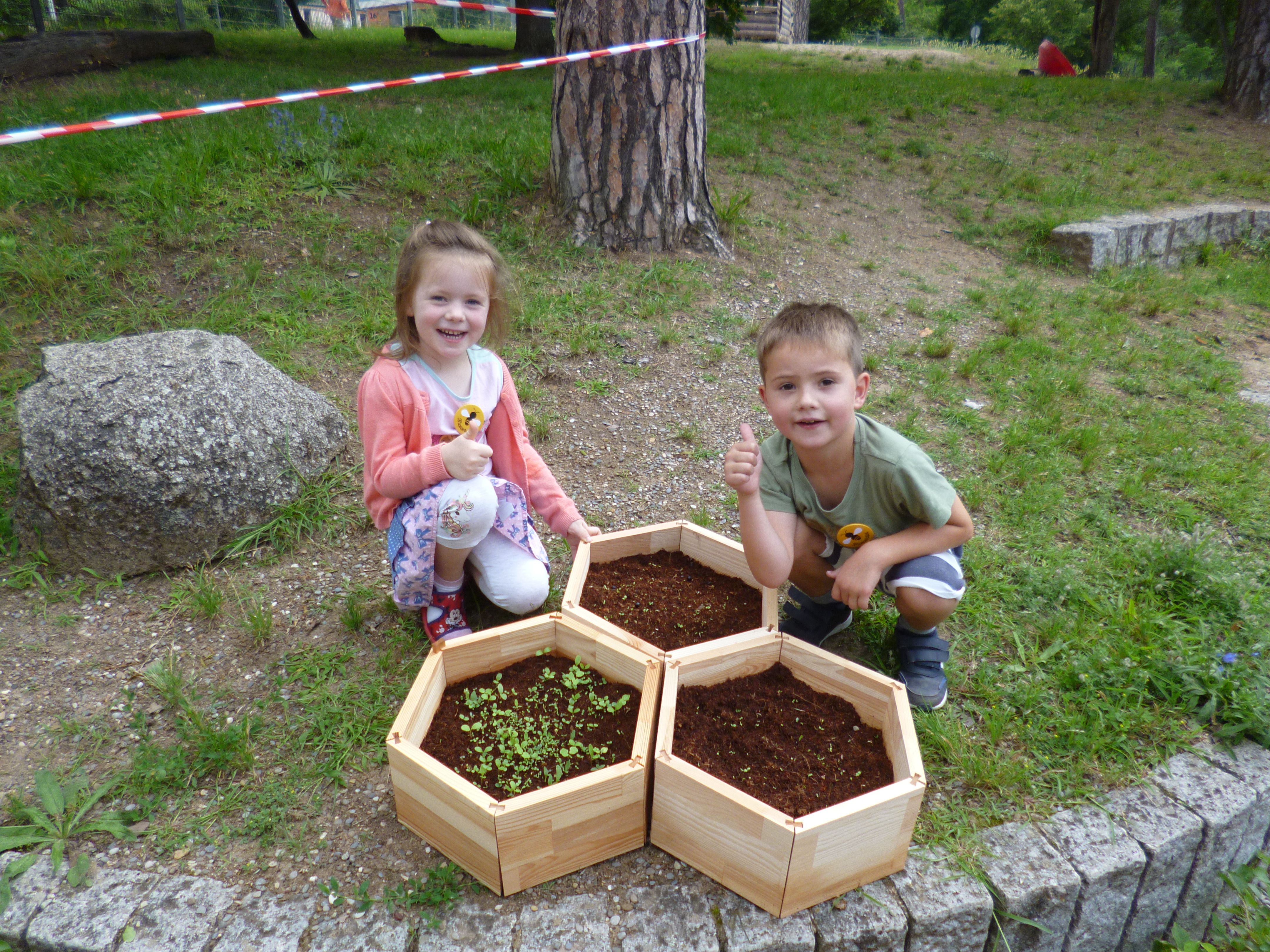 2 Kindergartenkinder mit Bieneninseln Zwei Kindergartenkinder mit Bieneninseln