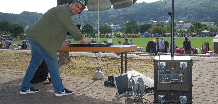 DJ Kemal beim Flohmarkt im Christian-Stock-Stadion