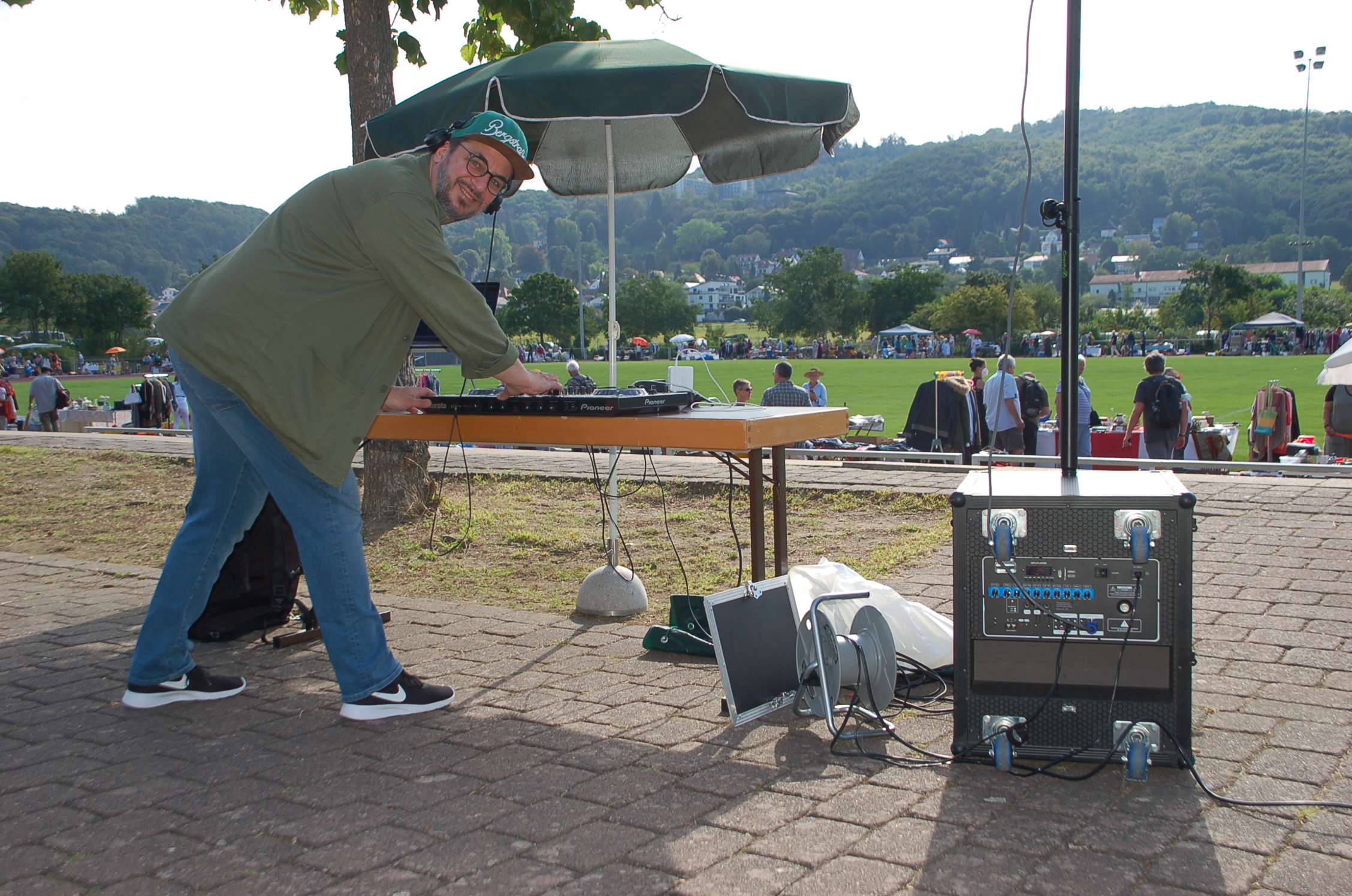DJ Kemal beim Flohmarkt im Christian-Stock-Stadion