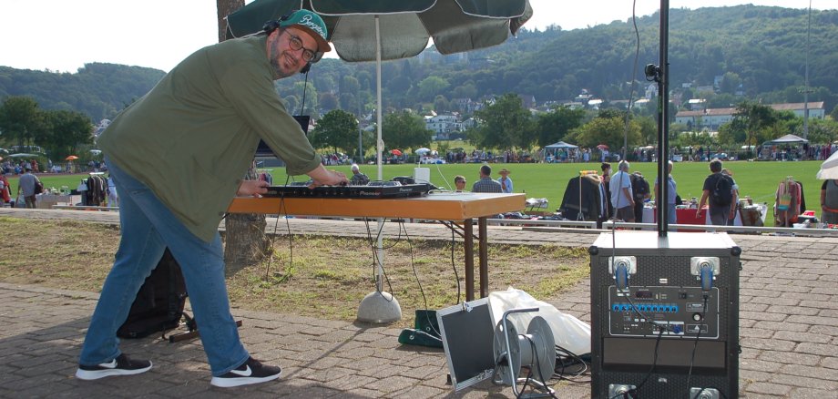 DJ Kemal beim Flohmarkt im Christian-Stock-Stadion