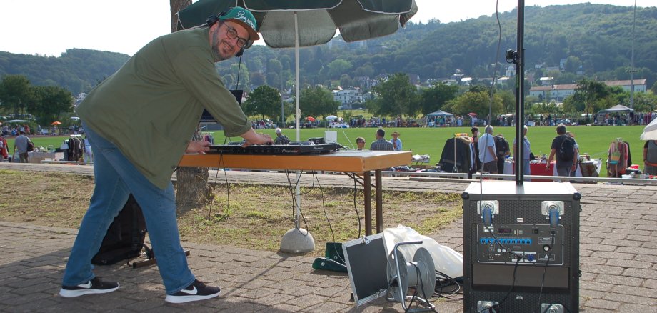 DJ Kemal beim Flohmarkt im Christian-Stock-Stadion
