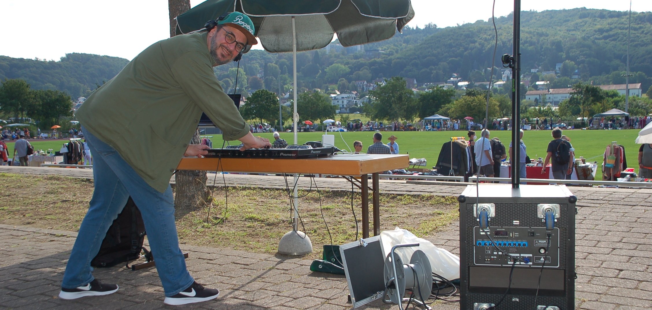 DJ Kemal beim Flohmarkt im Christian-Stock-Stadion