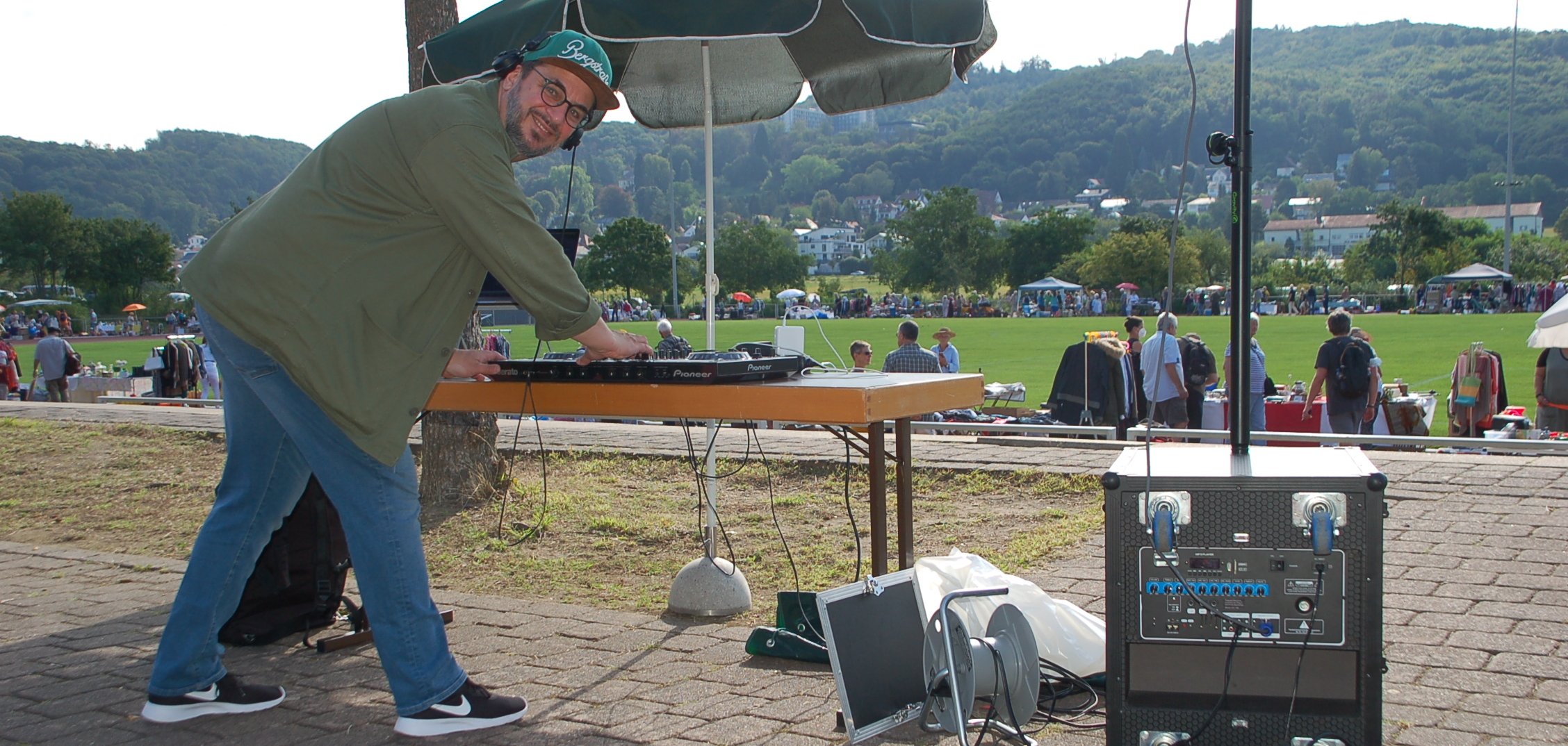 DJ Kemal beim Flohmarkt im Christian-Stock-Stadion