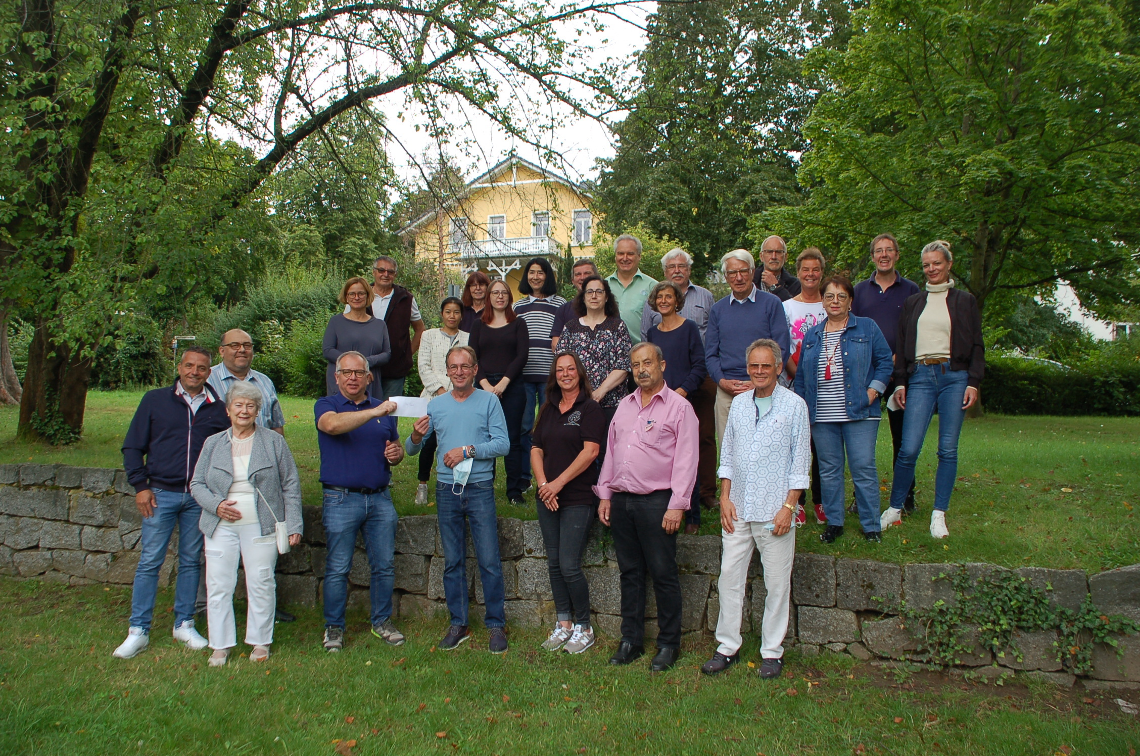 Gruppenfoto der Tafel Seeheim-Jugenheim mit Helferinnen und Helfern