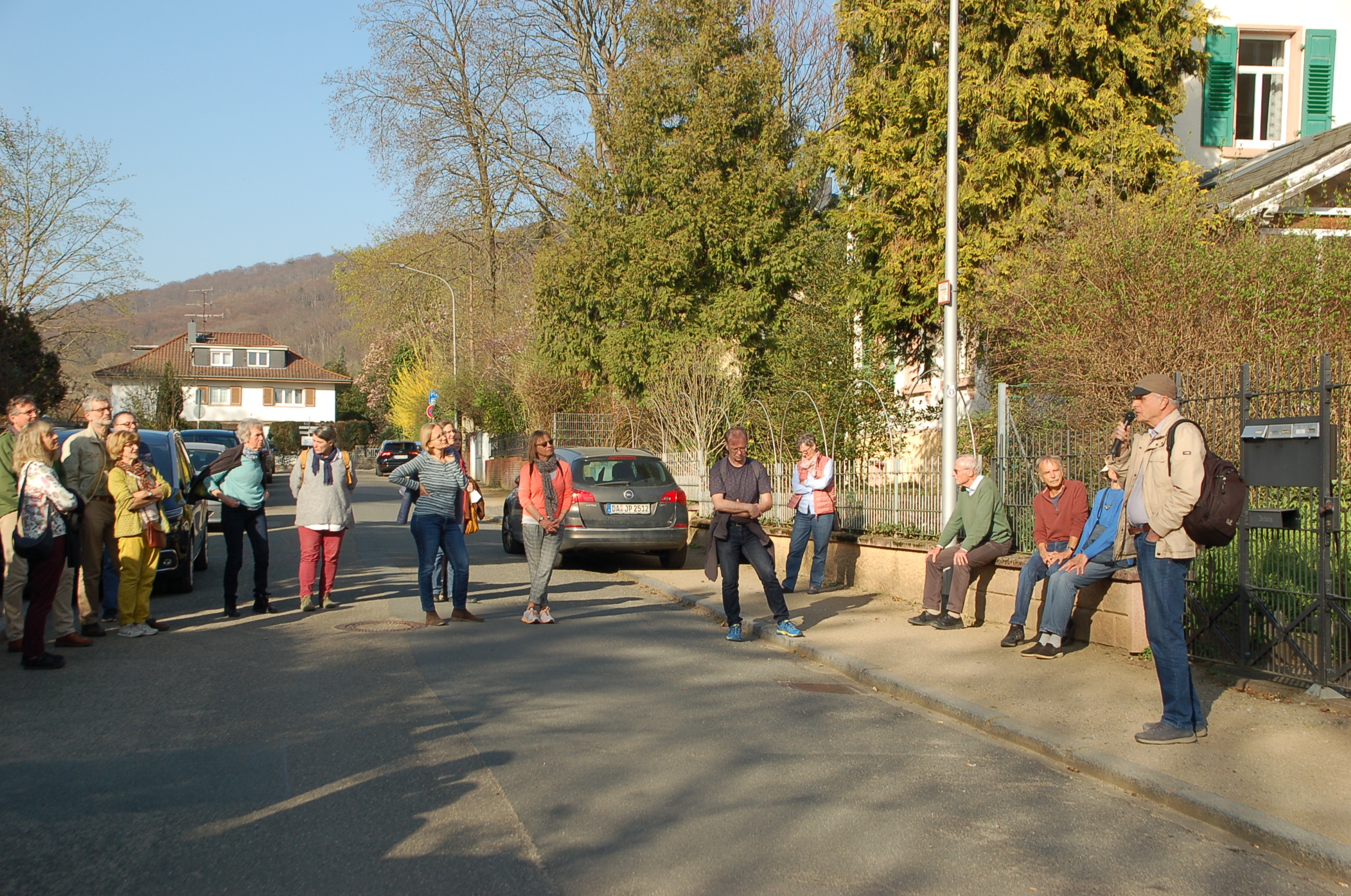 Teilnehmer bei einer Stolpersteinführung in der Albert-Schweitzer-Straße in Seeheim