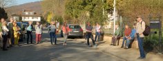 Teilnehmer bei einer Stolpersteinführung in der Albert-Schweitzer-Straße in Seeheim