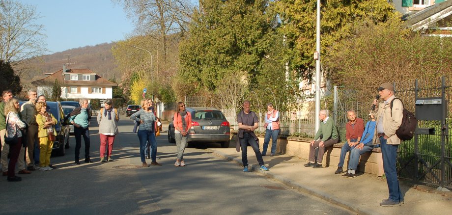 Teilnehmer bei einer Stolpersteinführung in der Albert-Schweitzer-Straße in Seeheim