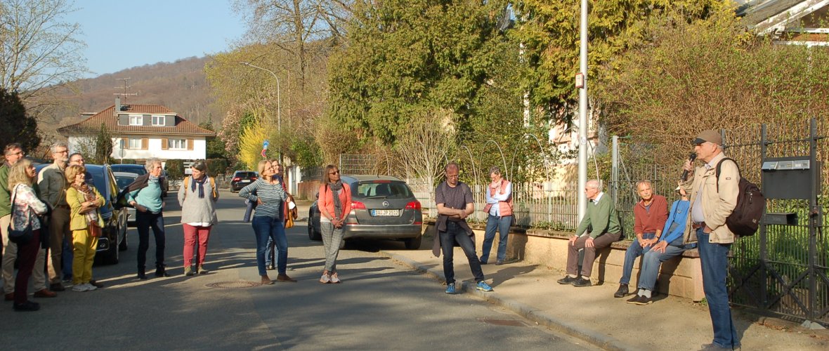 Teilnehmer einer Stolpersteinführung in Seeheim