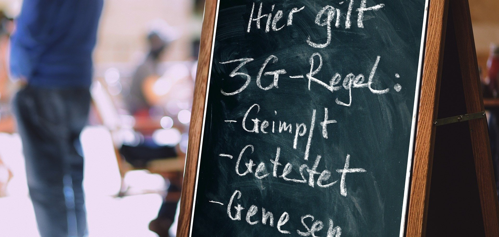 Tafel mit den 3G-Regeln Tafel mit 3-G-Regeln