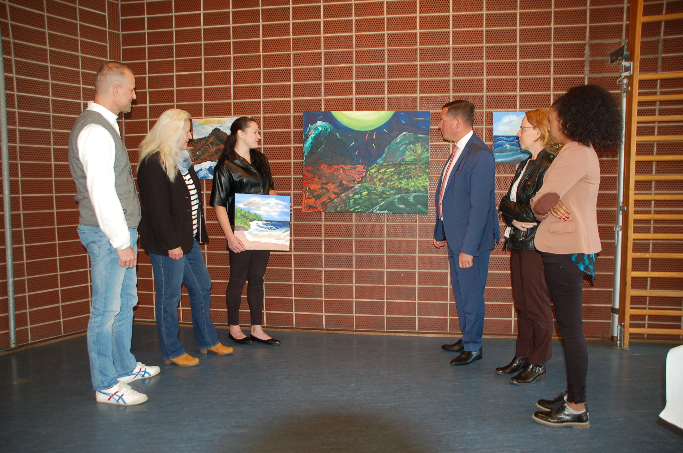 Künstlerin zeigt Interessierten ihre Bilder Künstlerin zeigt Interessierten ihre Bilder bei Abschlussveranstaltung Regionalprojekt Leben - Arbeiten