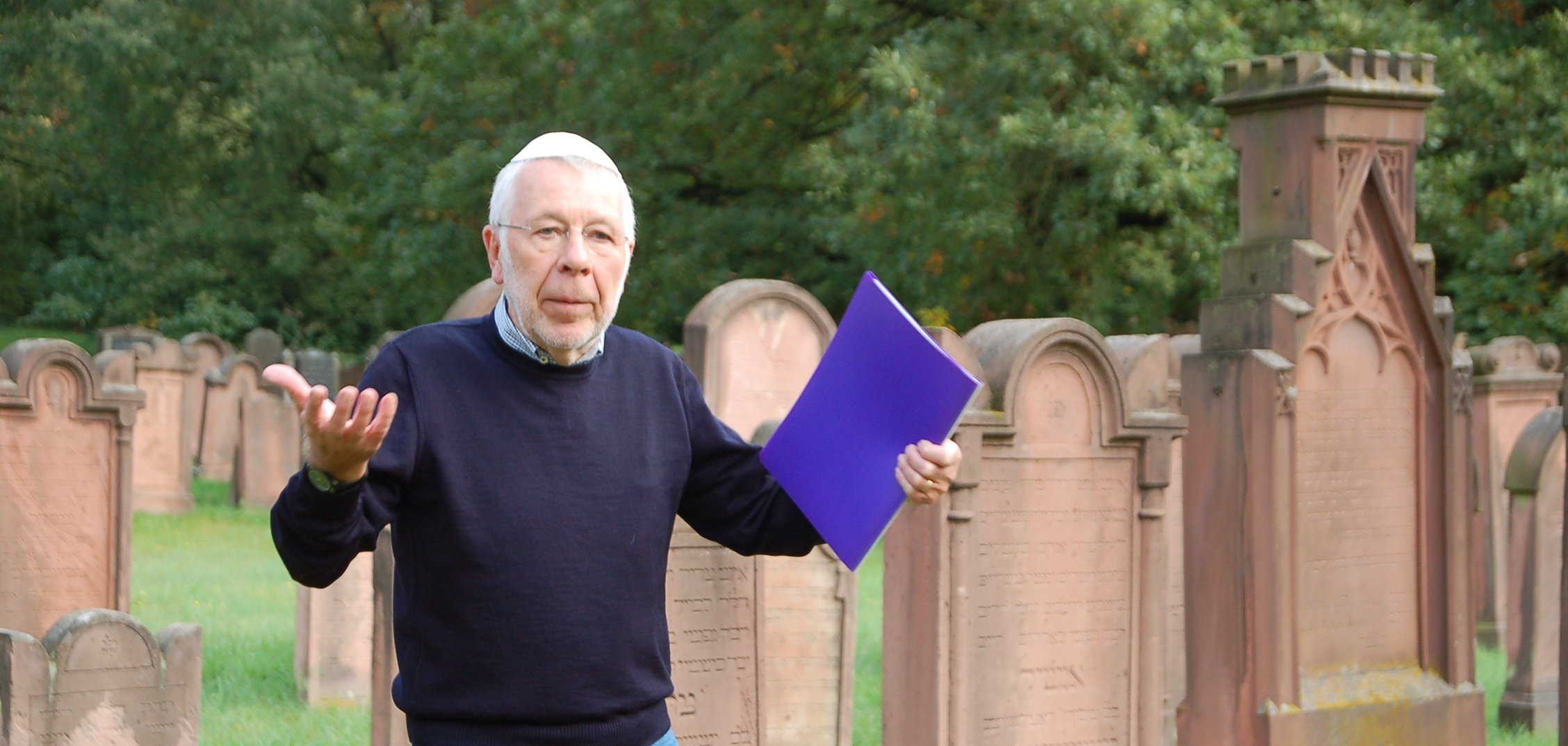 Achim Dietermann bei einer Führung auf dem jüdischen Friedhof Alsbach Achim Dietermann bei einer Führung auf dem jüdischen Friedhof Alsbach