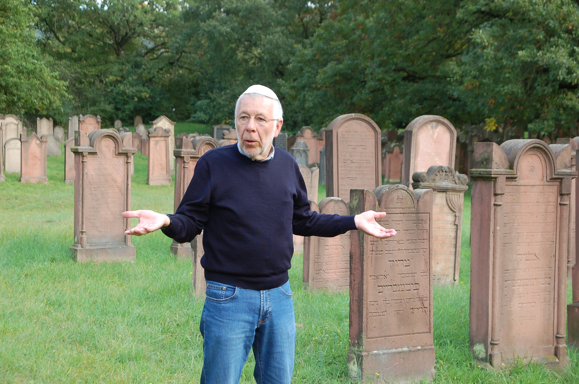 Achim Dietermann bei einer Führung auf dem jüdischen Friedhof Alsbach