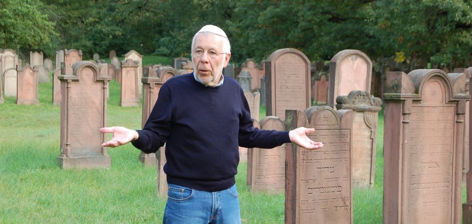 Achim Dietermann bei einer Führung auf dem jüdischen Friedhof Alsbach