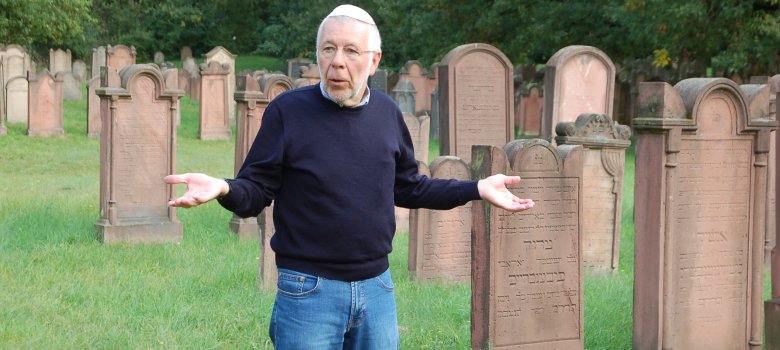 Achim Dietermann bei einer Führung auf dem jüdischen Friedhof Alsbach