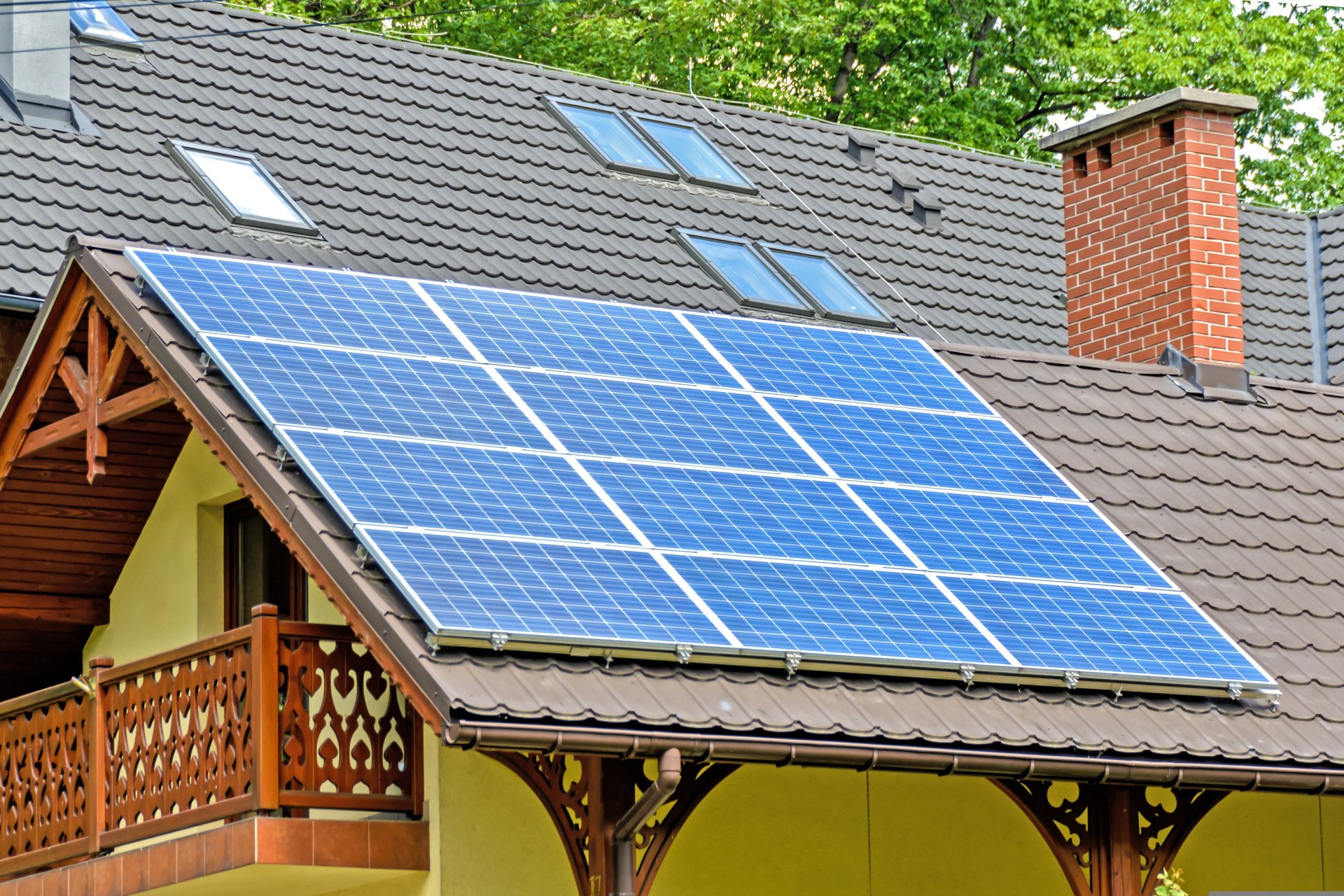 Hausdach mit Solarpaneelen Hausdach mit Solarpaneelen