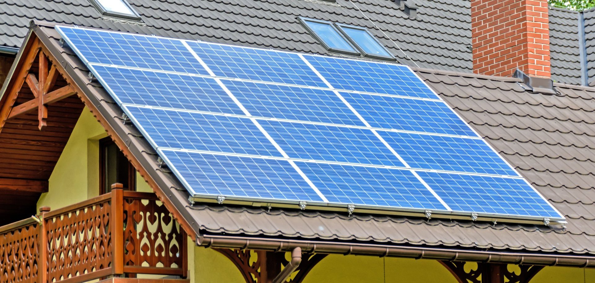 Hausdach mit Solarpaneelen