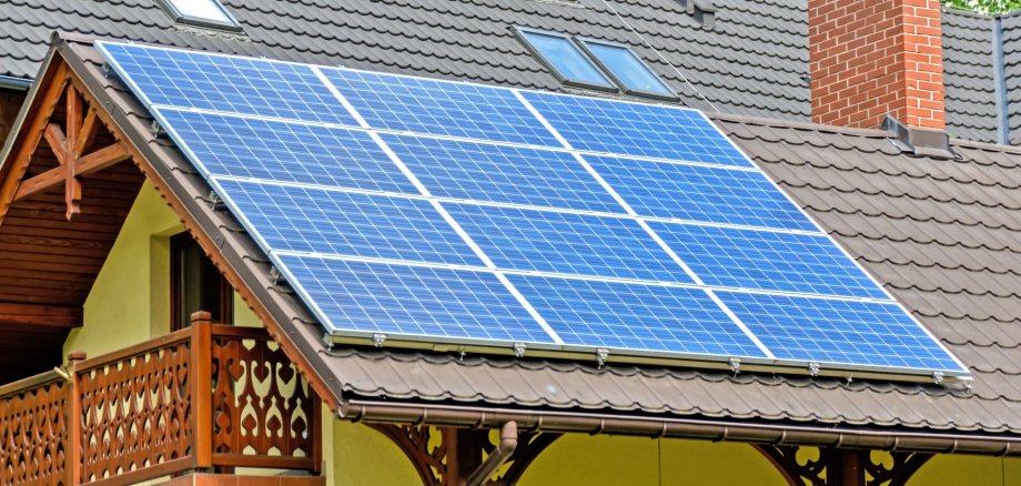 Hausdach mit Solarpaneelen