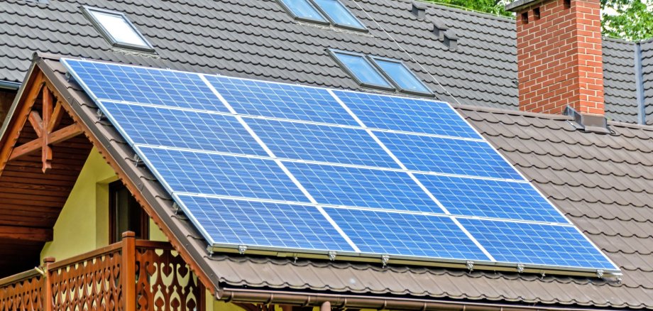 Hausdach mit Solarpaneelen Hausdach mit Solarpaneelen