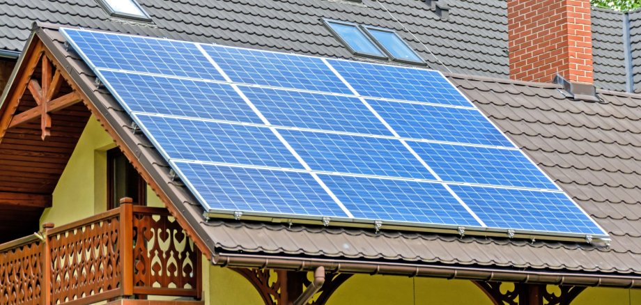 Hausdach mit Solarpaneelen Hausdach mit Solarpaneelen