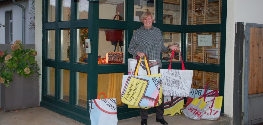 Elke Reuter vor ihrem Kiosk Kunsthandwerk in Seeheim mit Bannertaschen
