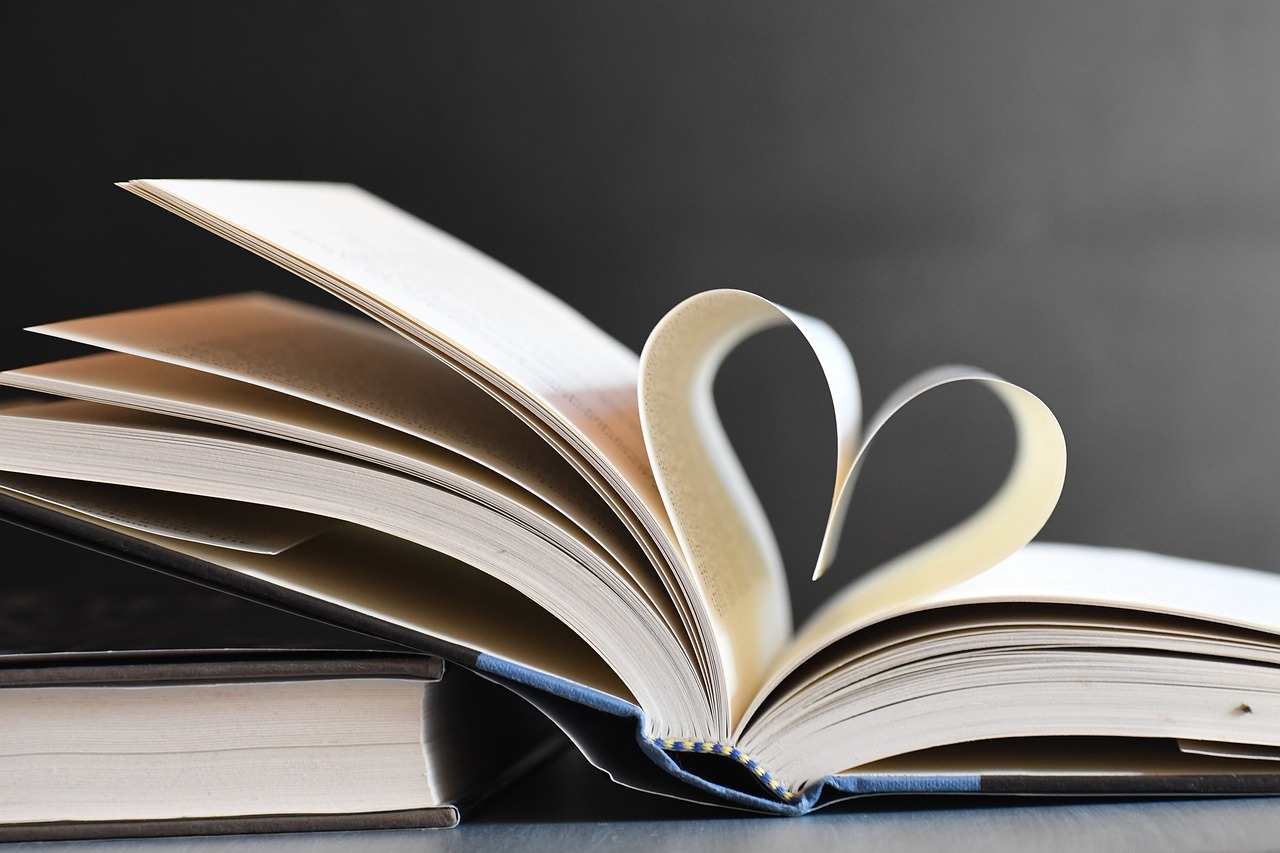 Aufgeblättertes Buch mit Herz-Seiten Aufgeblättertes Buch mit Herz-Seiten