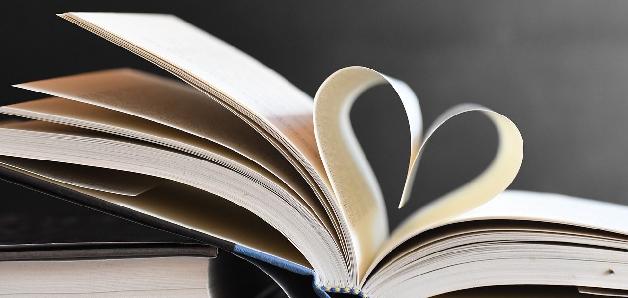 Aufgeblättertes Buch mit Herz-Seiten