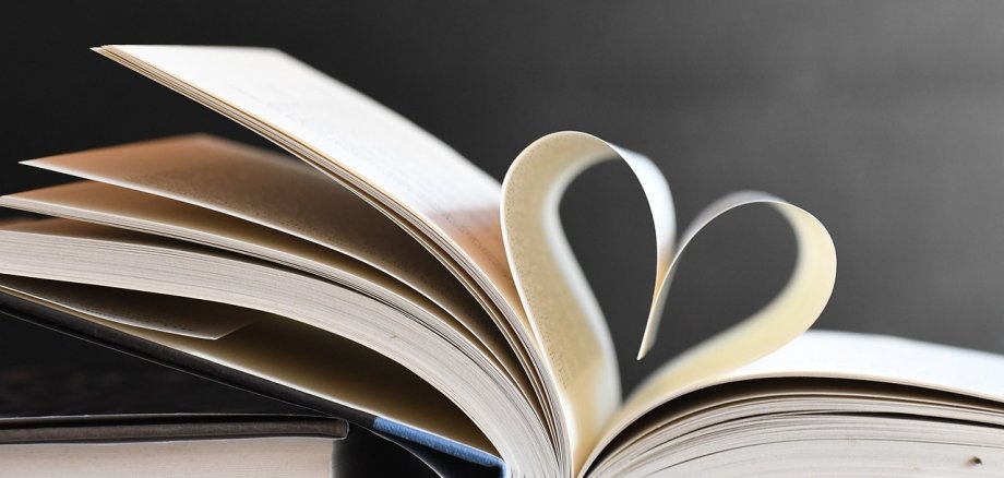 Aufgeblättertes Buch mit Herz-Seiten