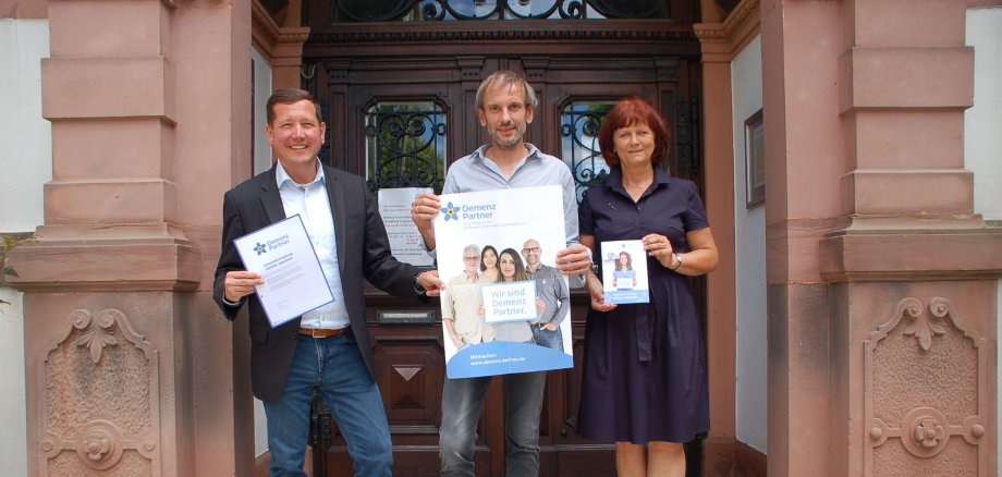 Bürgermeister Alexander Kreissl erhält stellvertretend für die Kommune die Urkunde "Demenz Partner"