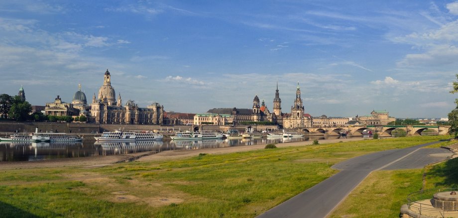 Panorama Dresden mit Elbe