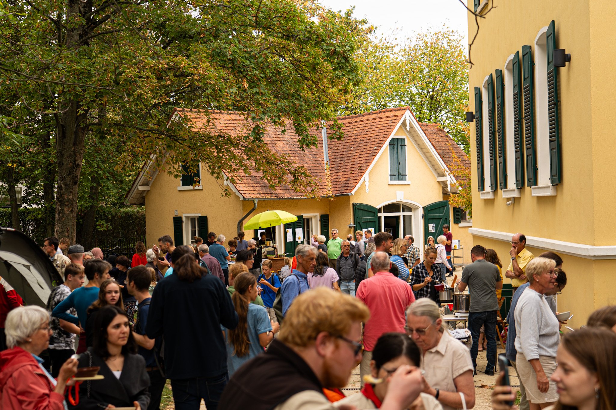 Einheitssuppe am 3. Oktober im Park des evagelischen Gemeindehauses in der Lindenstraße Einheitssuppe am 3. Oktober im Park des evagelischen Gemeindehauses in der Lindenstraße