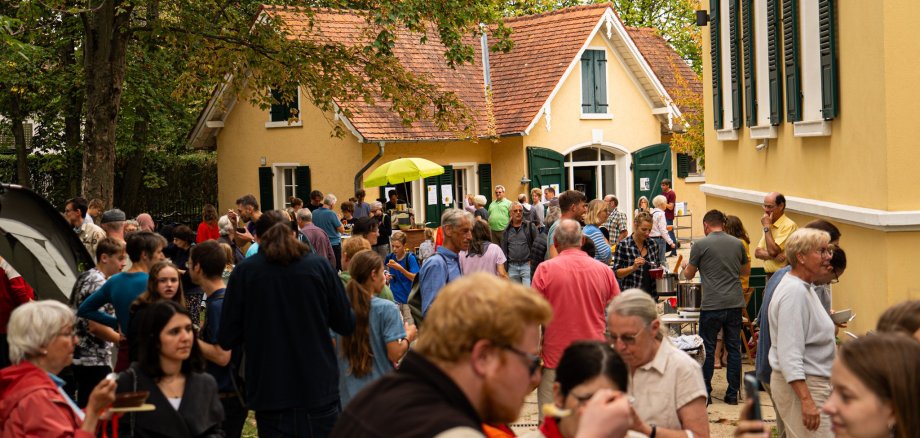 Einheitssuppe am 3. Oktober im Park des evagelischen Gemeindehauses in der Lindenstraße