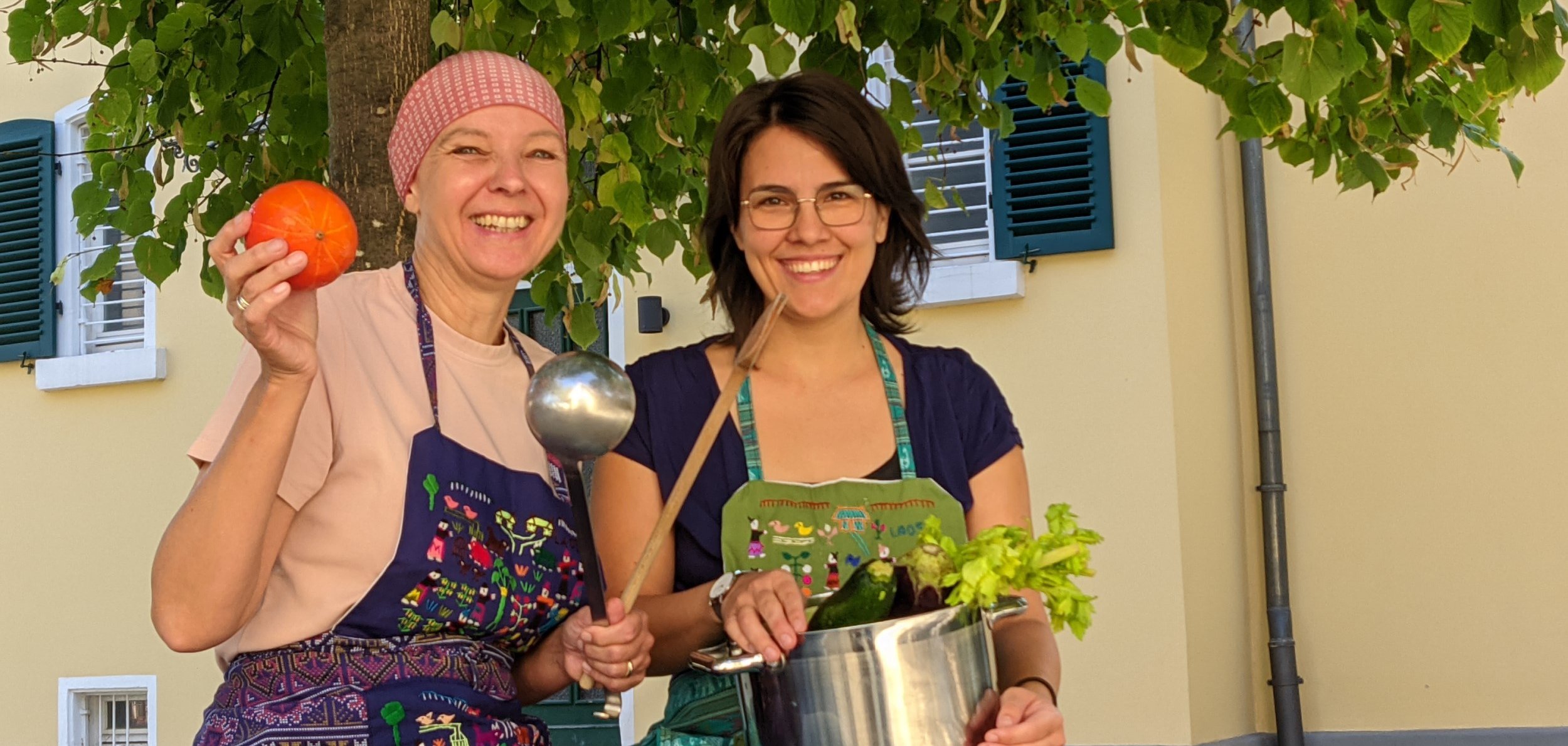 Werbung für Einheitssuppe mit Suppenkelle und Suppentopf