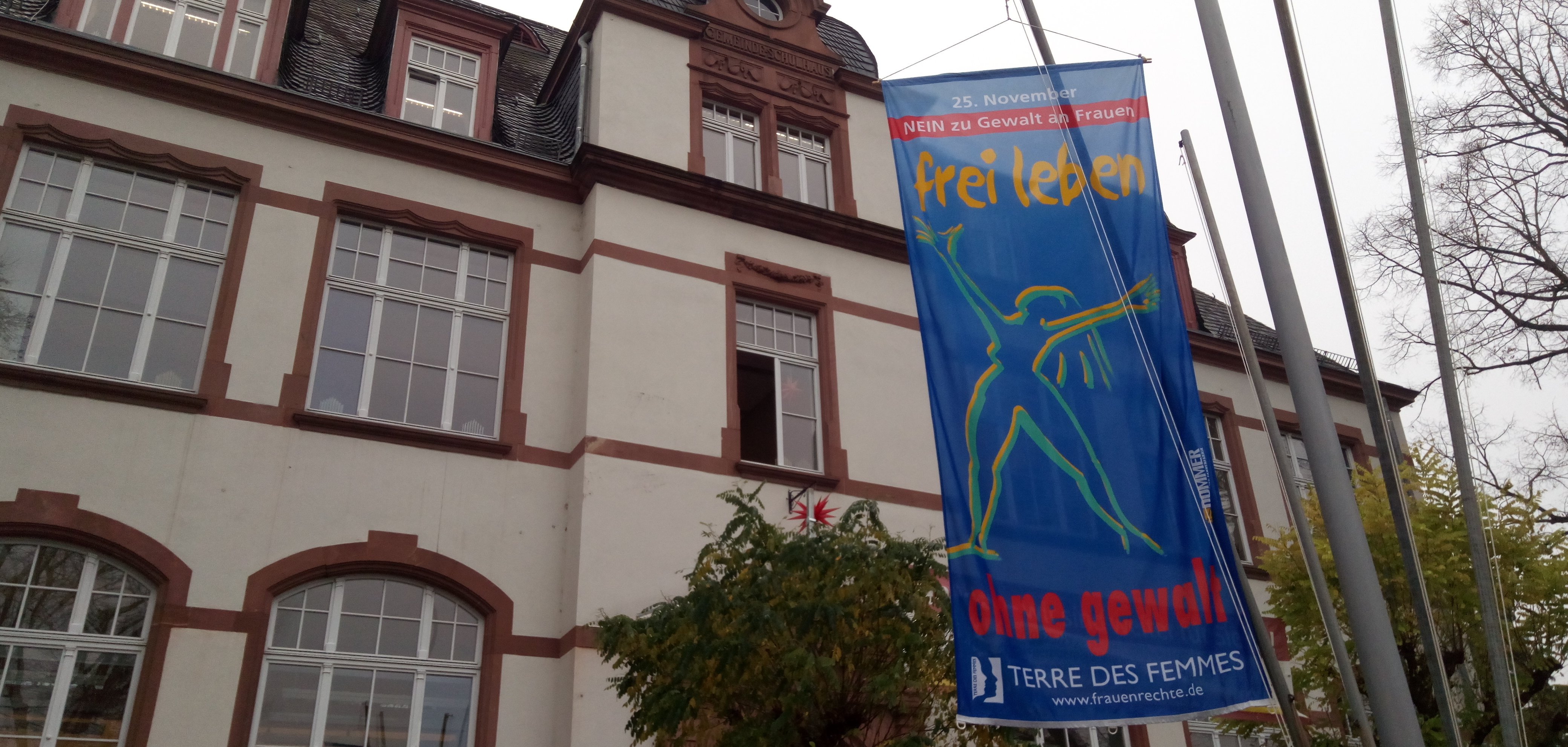 Fahne "Nein zu Gewalt an Frauen"