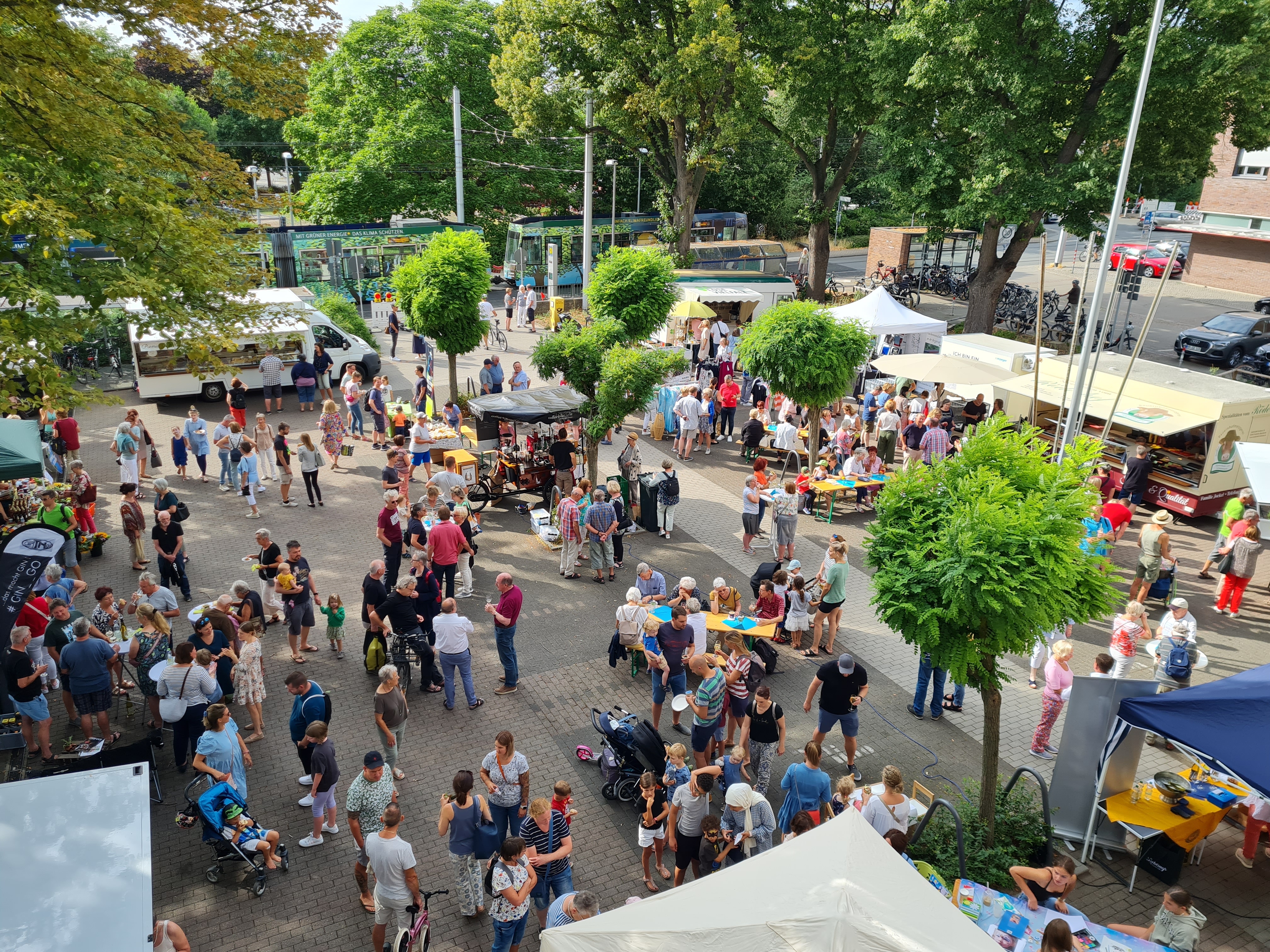 FeierAbendMarkt vor dem Rathaus in Seeheim FeierAbendMarkt vor dem Rathaus in Seeheim