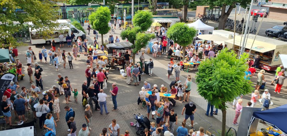 FeierAbendMarkt vor dem Rathaus in Seeheim