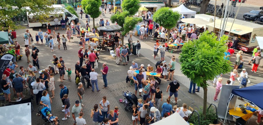 FeierAbendMarkt vor dem Rathaus in Seeheim