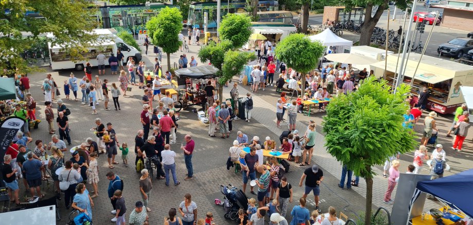 FeierAbendMarkt vor dem Rathaus in Seeheim