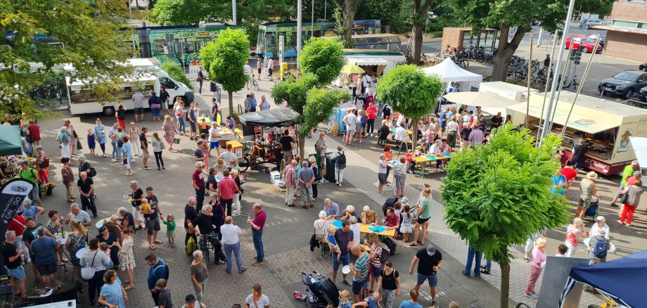 FeierAbendMarkt vor dem Rathaus in Seeheim