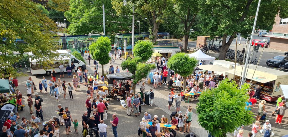 FeierAbendMarkt vor dem Rathaus in Seeheim FeierAbendMarkt vor dem Rathaus in Seeheim