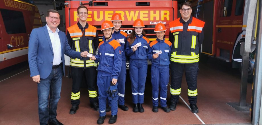 Mitglieder der Jugendfeuerwehr Seeheim mit Bürgermeister