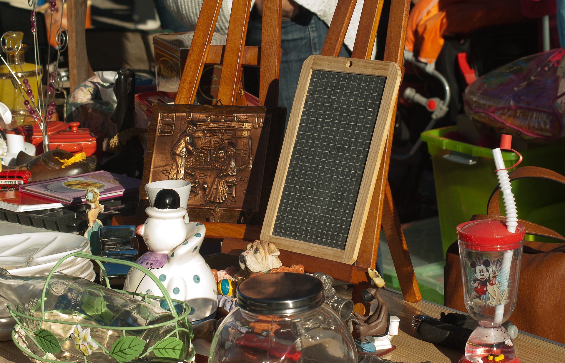Flohmarktstand mit buntem Trödel Flohmarktstand mit buntem Trödel