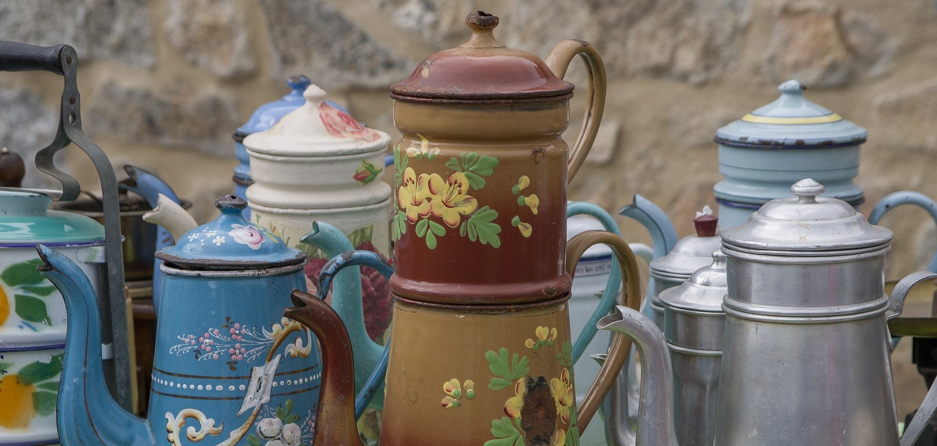 Bunte Kaffeekannen auf Flohmarkt
