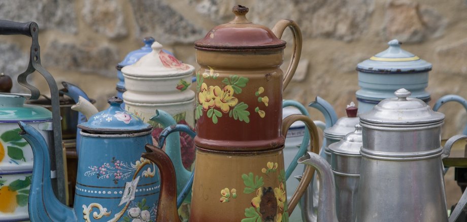 Bunte Kaffeekannen auf Flohmarkt
