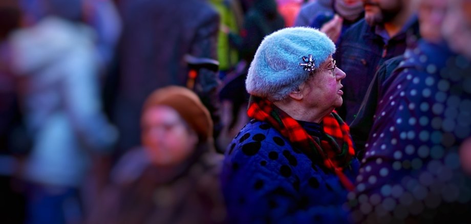 Frau in einer Menge