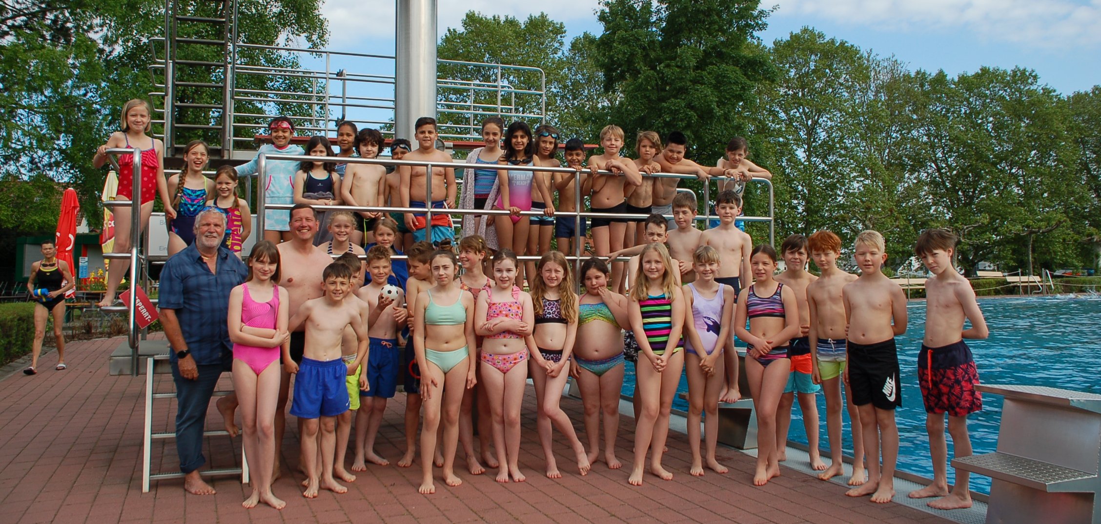 Grundschulklassen bei der Freibad-Eroeffnung Grundschulklassen bei der Freibad-Eroeffnung