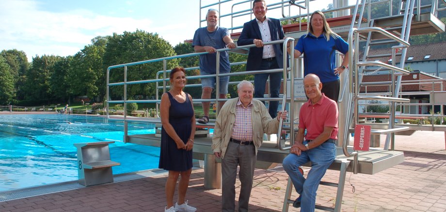 Bürgermeister und Mitglieder Schwimmbadverein im Freibad